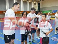 Badmintonda iki toplum bir araya geldi