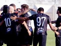 Kartal yüksekten uçuyor