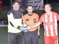 Basın halı sahada terliyor