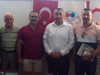 Güreşseverlerden Şahlan Spor’a plaket