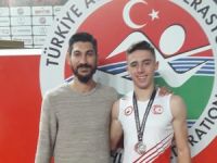 Atletlerimiz İstanbul’da kürsüden inmiyor