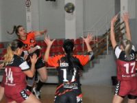 Hentbolda YDÜ kadınları Girne’de galip: 39-37