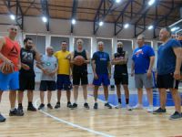 Sütçü, ekibi ile basketbol oynadı