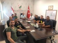 Futbolcular sözleşmeyi Sertoğlu’na sundu