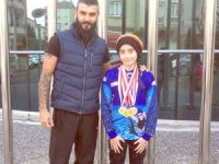 Çetin madalyaları topladı