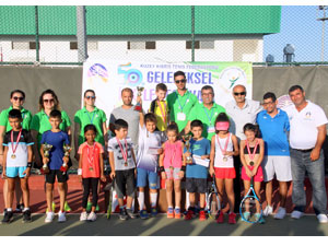 Tenis’de küçük yaş grupları yarıştı