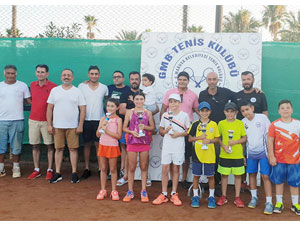 Teniste 12 yaş sporcuları yarıştı