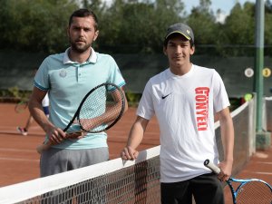 Teniste lig mücadelesi sürüyor