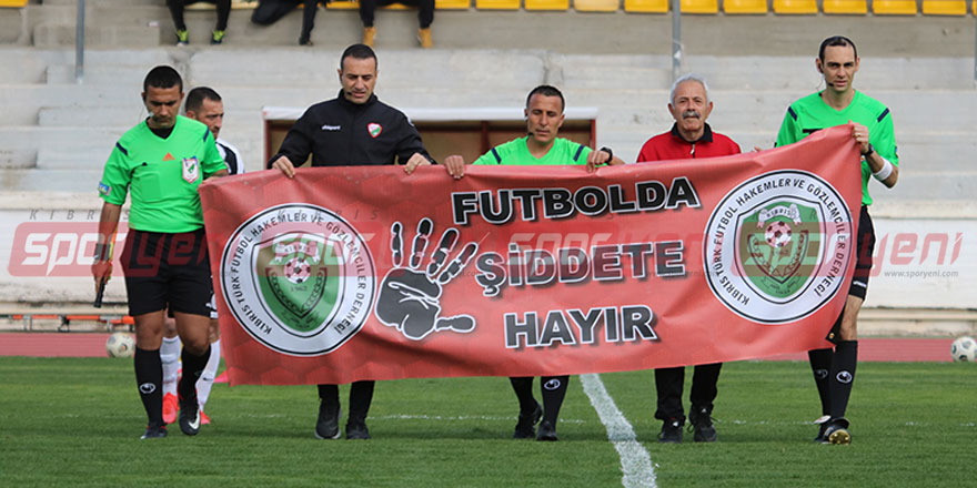 Hakemlerden pankartlı protesto: "Futbolda Şiddete Hayır"