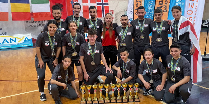 Futbol tenisi milli takımı Alanya’da kupaları topladı