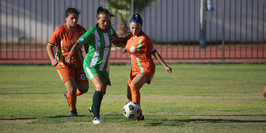 Kadınların futbol heyecanı okullara taşınıyor