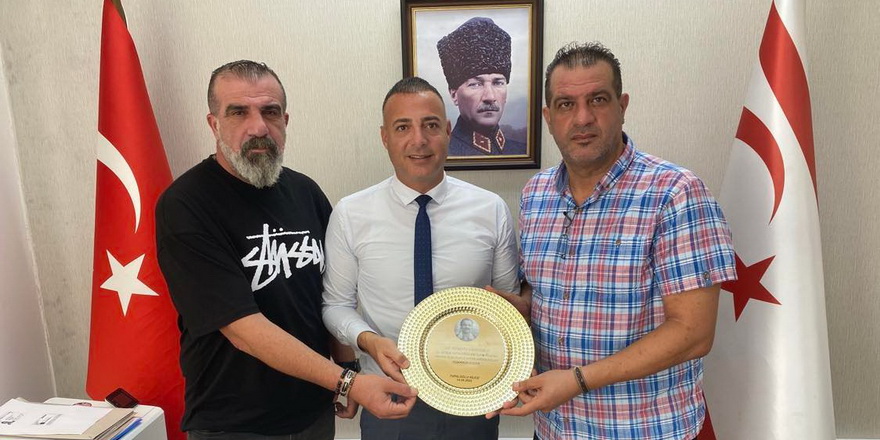 Topaloğlu ailesinden Cahitoğlu’na plaket