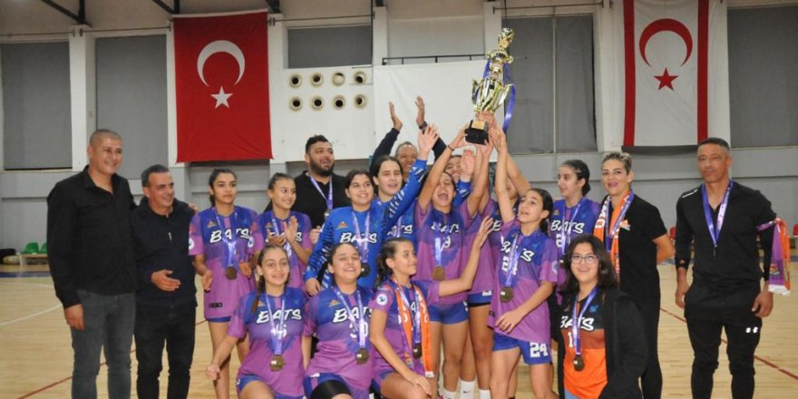 Hentbol U16'da DİGEM ve YDÜ şampiyon