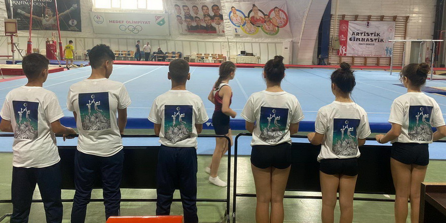 Cimnastikçiler, Melekler Takımı tişörtleriyle çalıştı