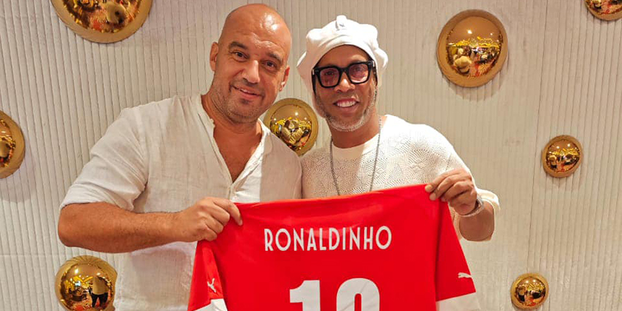 Ronaldinho'ya KKTC Milli Takım forması hediye edildi