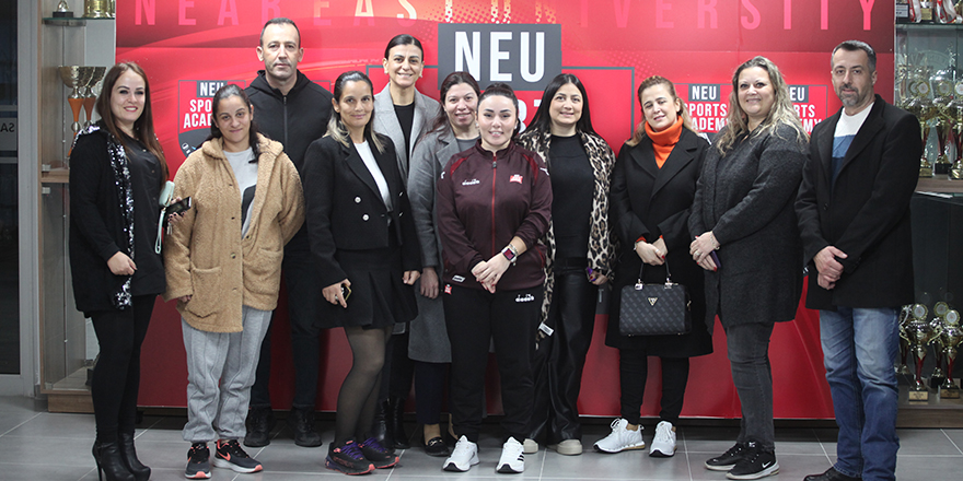 YDÜ Voleybol U14 Kız Takımı velilerine, seminer düzenlendi