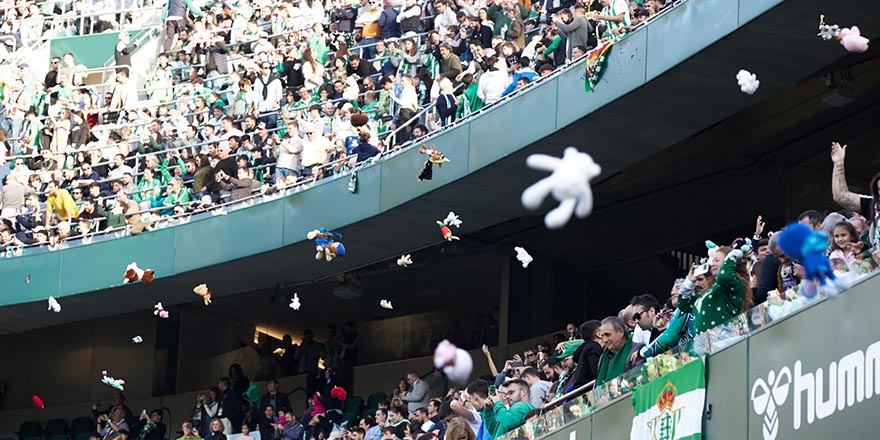 Real Betis taraftarlarından sahaya “oyuncak yağmuru”