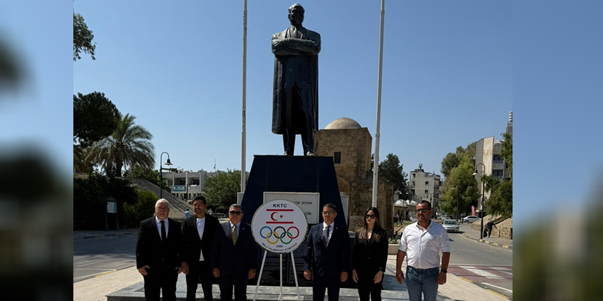 MOK, Atatürk Büstüne çelenk koydu