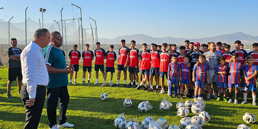 Harmancı'dan Göçmenköy'e futbol topu bağışı