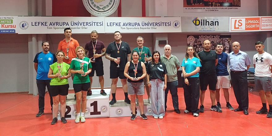 Masa tenisinde aileler yarıştı
