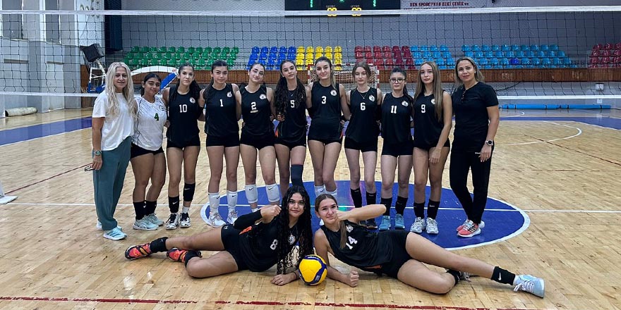 Esin Leman Lisesi, tarihinin ilk voleybol maçını kazandı