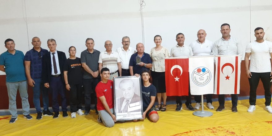 Reşat Tekin ödülünü aldı