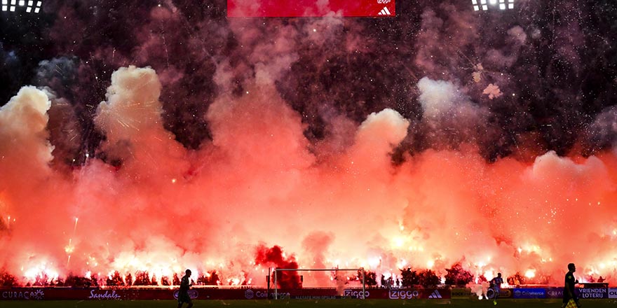 Sahaya meşale ve havai fişek atıldı, maç tatil edildi