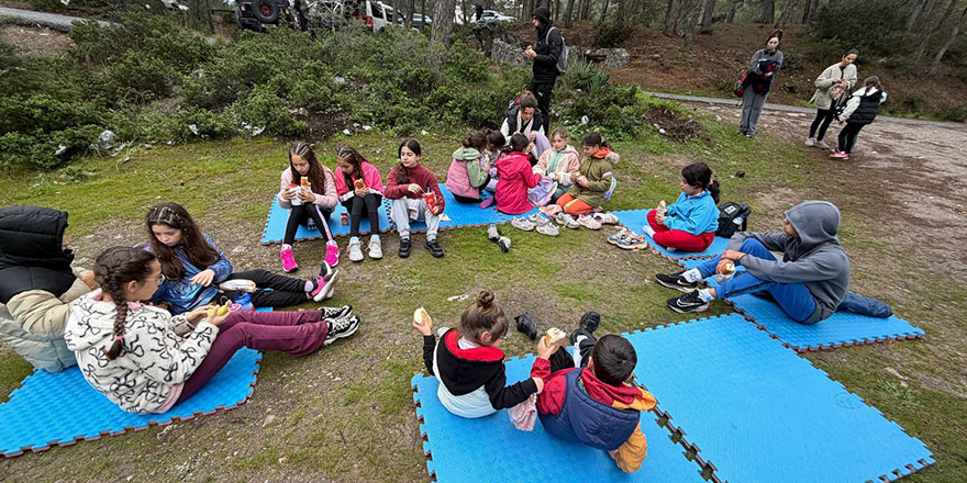 Doğa yürüyüşü ve temizlik yaptılar