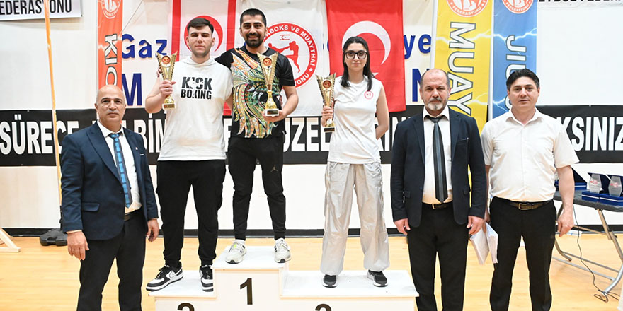 Kickboksta 317 sporcu madalya için ter döktü