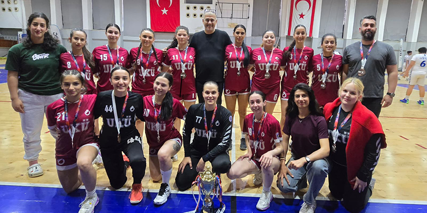 Hentbolda üçüncülük kupası UKÜ ve Levent’in
