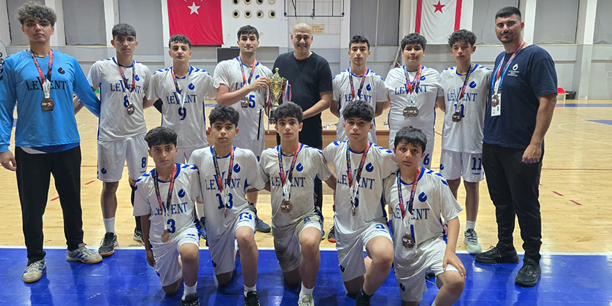 Hentbolda üçüncülük kupası UKÜ ve Levent’in