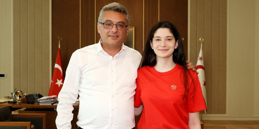 Erhürman, milli basketbolcu Günay Akgür’ü kutladı