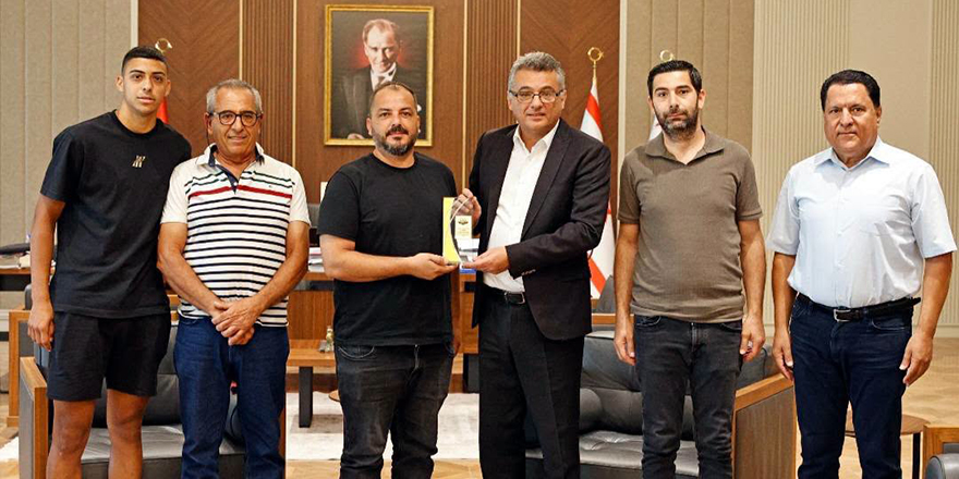 Akçay Spor Kulübü heyeti Erhürman'ı ziyaret etti