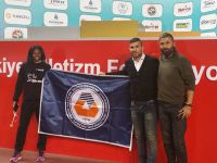 Rekortmen atleti geride bıraktı