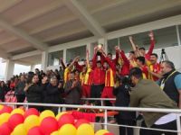 Dumdum şampiyonluk kupasını kaldırdı