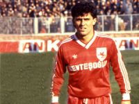 Mete Adanır kabri başında anılacak