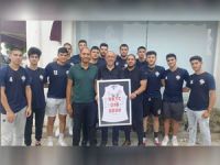 Gençlerden Sütçü’yü duygulandıran davranış
