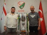 Başkanlar kupayla poz verdi