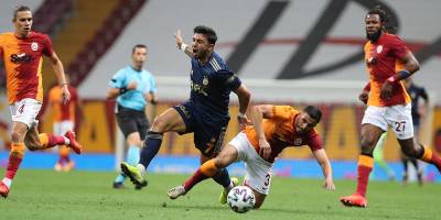 Derbide kartlar havada uçuşuyor