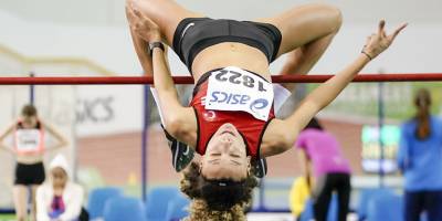 Buse kürsüden inmiyor