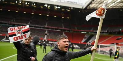 United taraftarları Old Trafford'u bastı