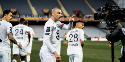 "Böyle devam ederse heykelini yapacağız"