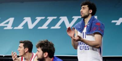 Efes yarı finale galibiyetle başladı