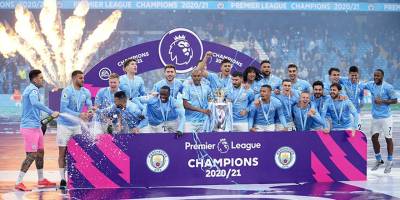 Manchester City kupasını kaldırdı