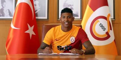Van Aanholt formayı giydi