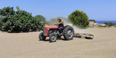 Karşıyaka'nın antrenman sahasında çim ekimi yapıldı