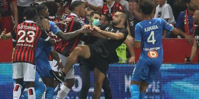 Tribün sahaya indi, maç yarım kaldı