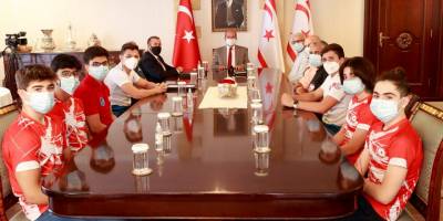 Tatar, başarı elde eden yüzücülerle görüştü