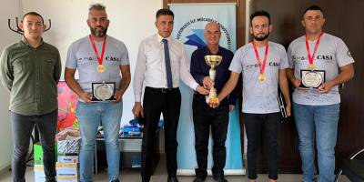 Yamaç Paraşütü ekibine plaketleri takdim etti