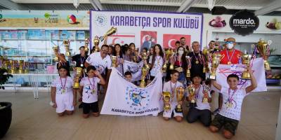 Yüzme maratonunda kulaç attılar